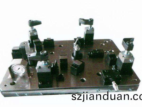 齒輪(lun)室罩蓋(gai)液(ye)壓裌具